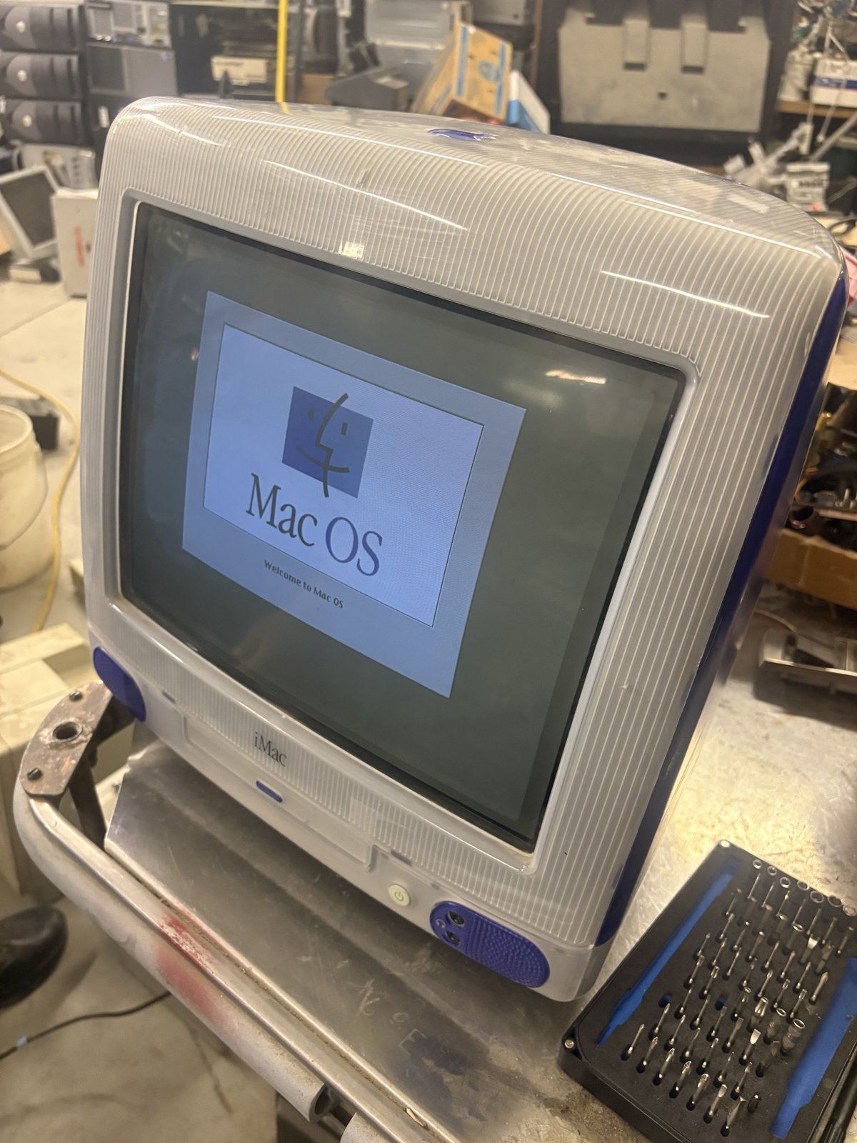 Indigo iMac G3 displaying the Mac OS startup screen